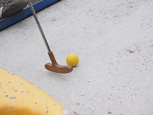 https://pixabay.com/de/photos/minigolfschl%C3%A4ger-putten-ball-1271969/ Minigolfschläger mit gelbem Ball auf Beton