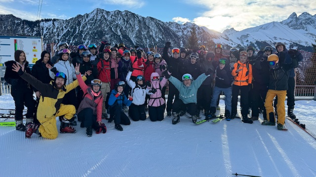 Schülergruppe mit Lehrern im Skigebiet